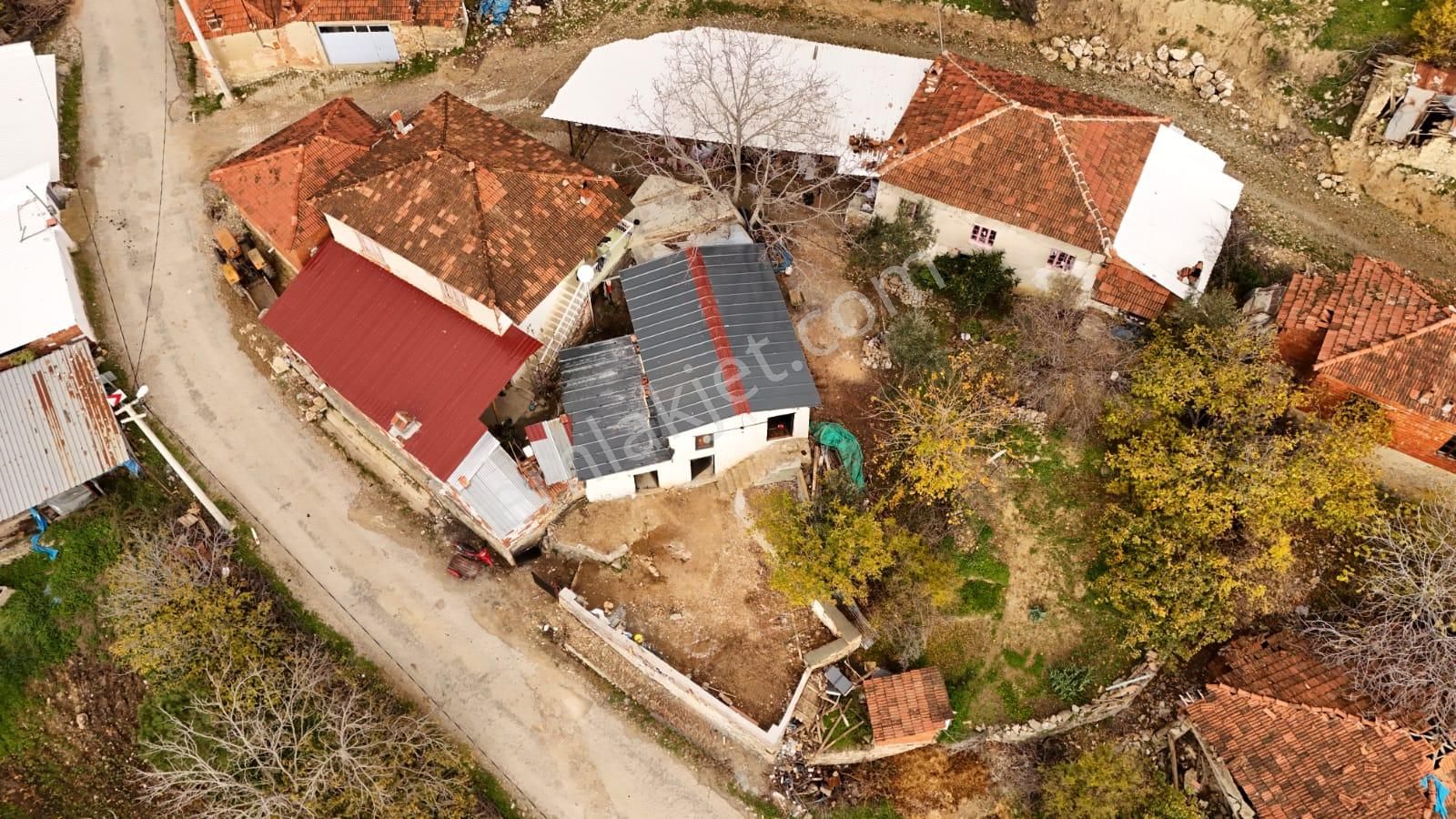 İzmir Bergama Topallar Köyünde Restore Edilmiş Göl Manzaralı Köy Evi - Görsel 4