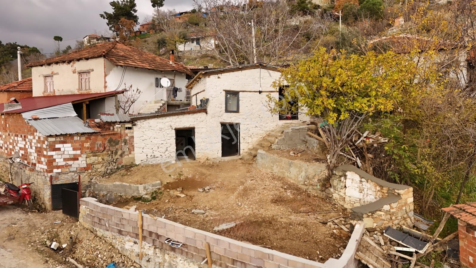 İzmir Bergama Topallar Köyünde Restore Edilmiş Göl Manzaralı Köy Evi - Görsel 3