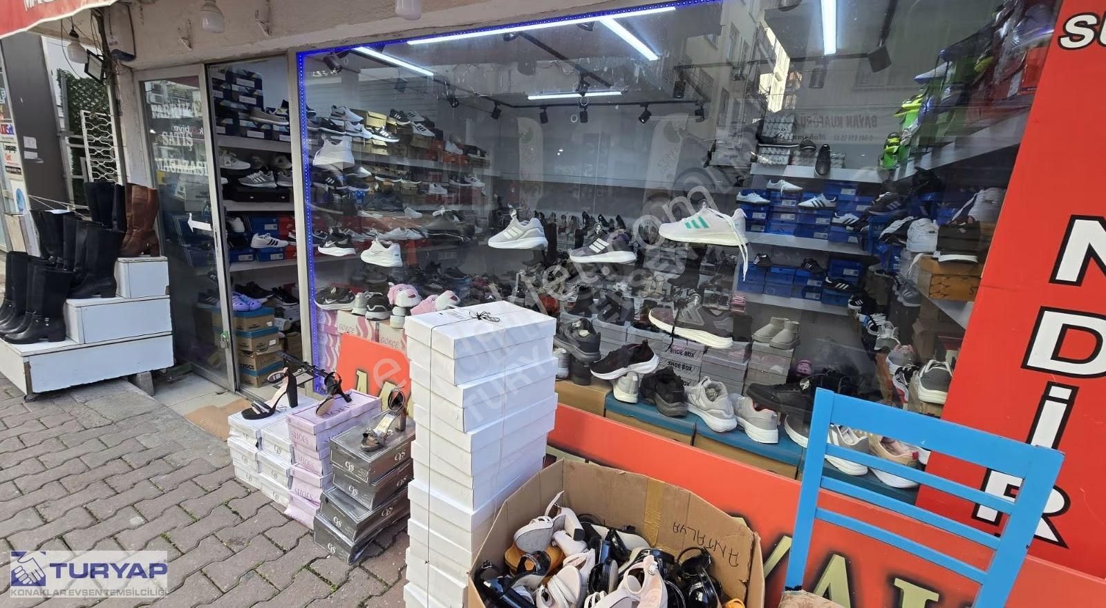Güllük'te Devren Kiralık Ayakkabı Mağazası - Görsel 2