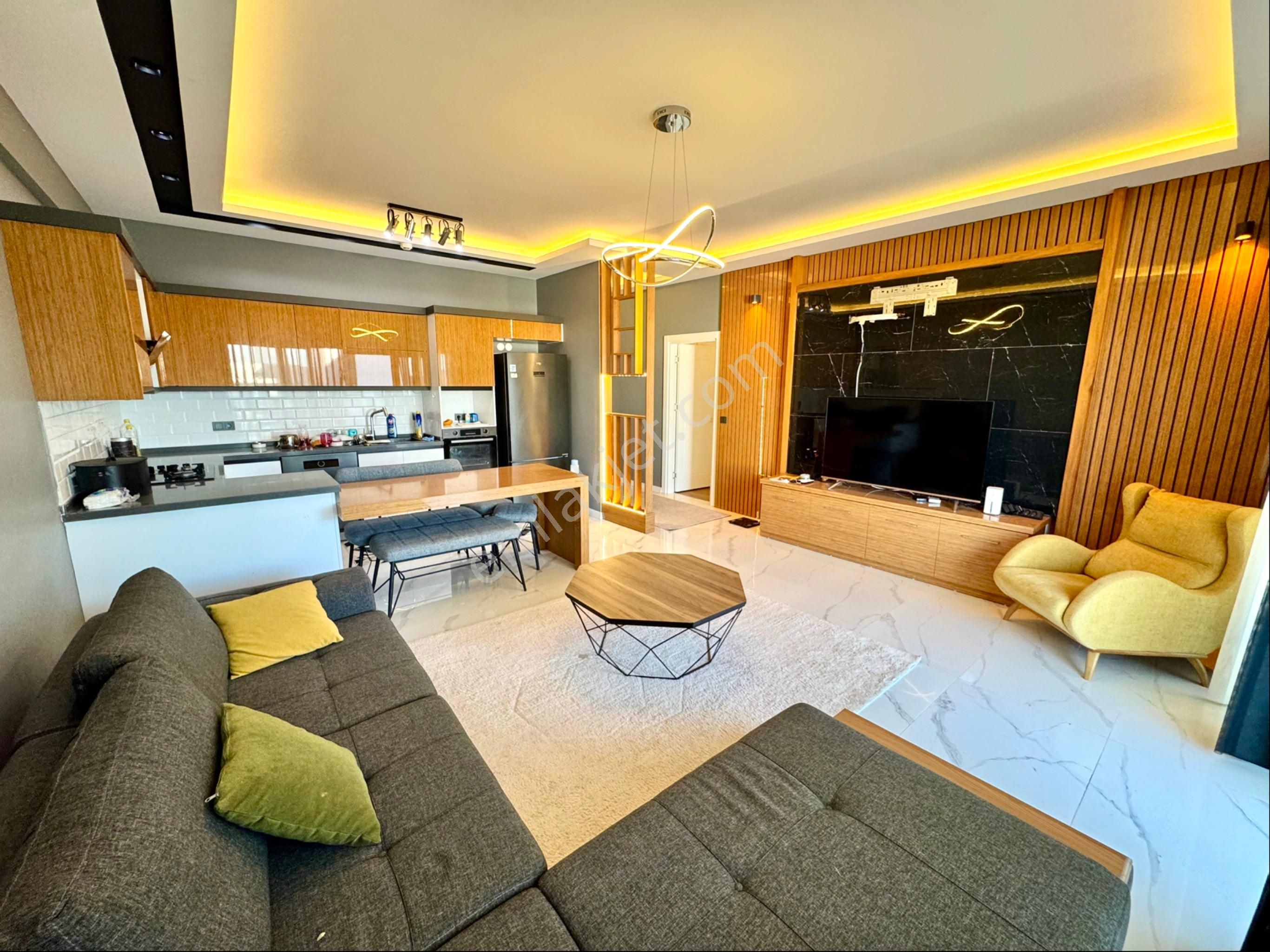 Kuşadasında Full Eşyalı Açık Kapalı Yüzme Havuzlu Özel İç Diyazynlı 3+1 Ferah Daire