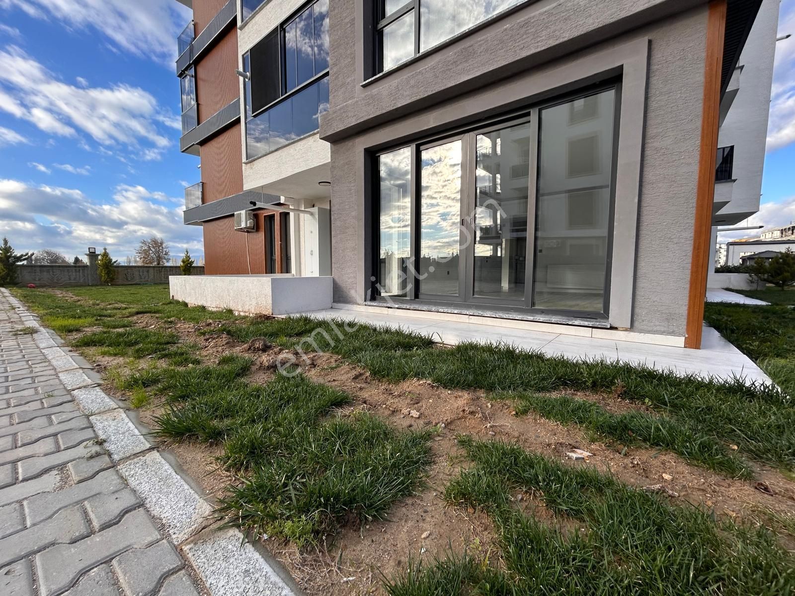 Burhaniye Bahçelievler Mahallesinde Bahçe Kullanımlı 2+1 Sıfır Daire - Görsel 5