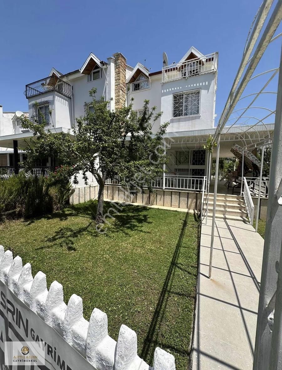 Kuşadası Sahil Siteleri 4+1 Denize 900 Metre Yazlık