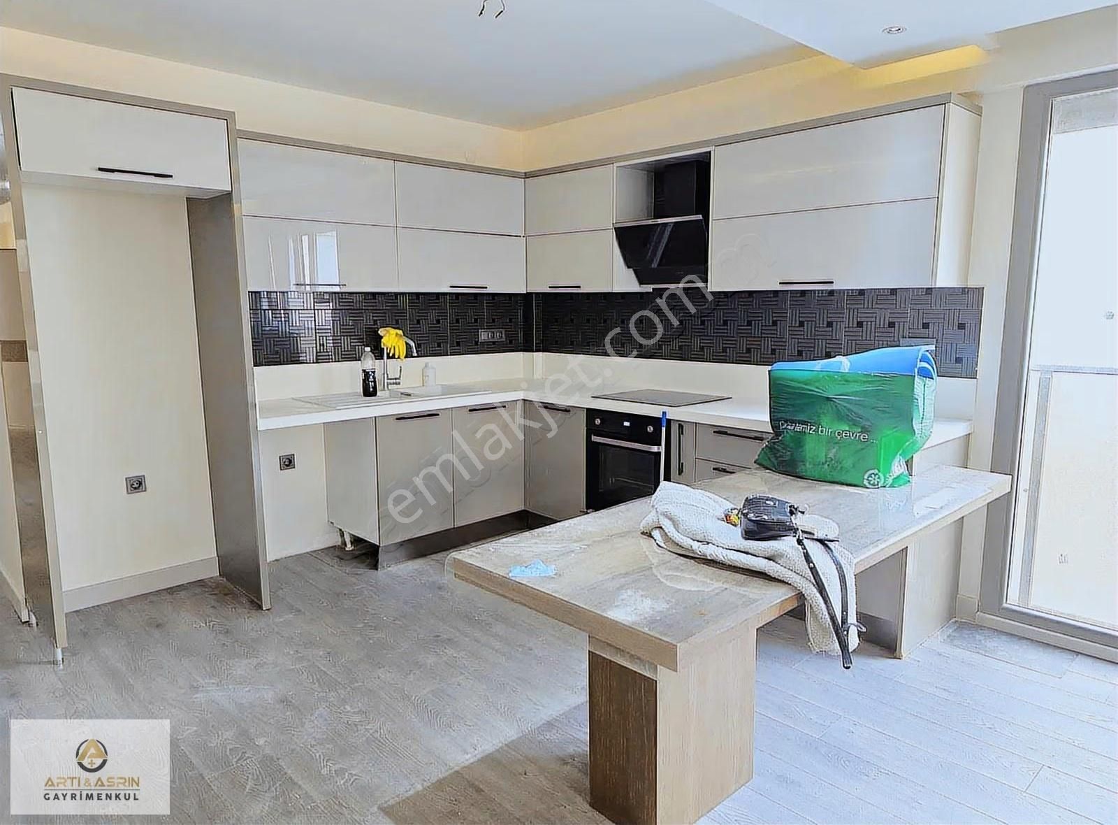 İkiçeşmelik Mah Satılık 2+1 Havuzlu Site İçerisinde Daire