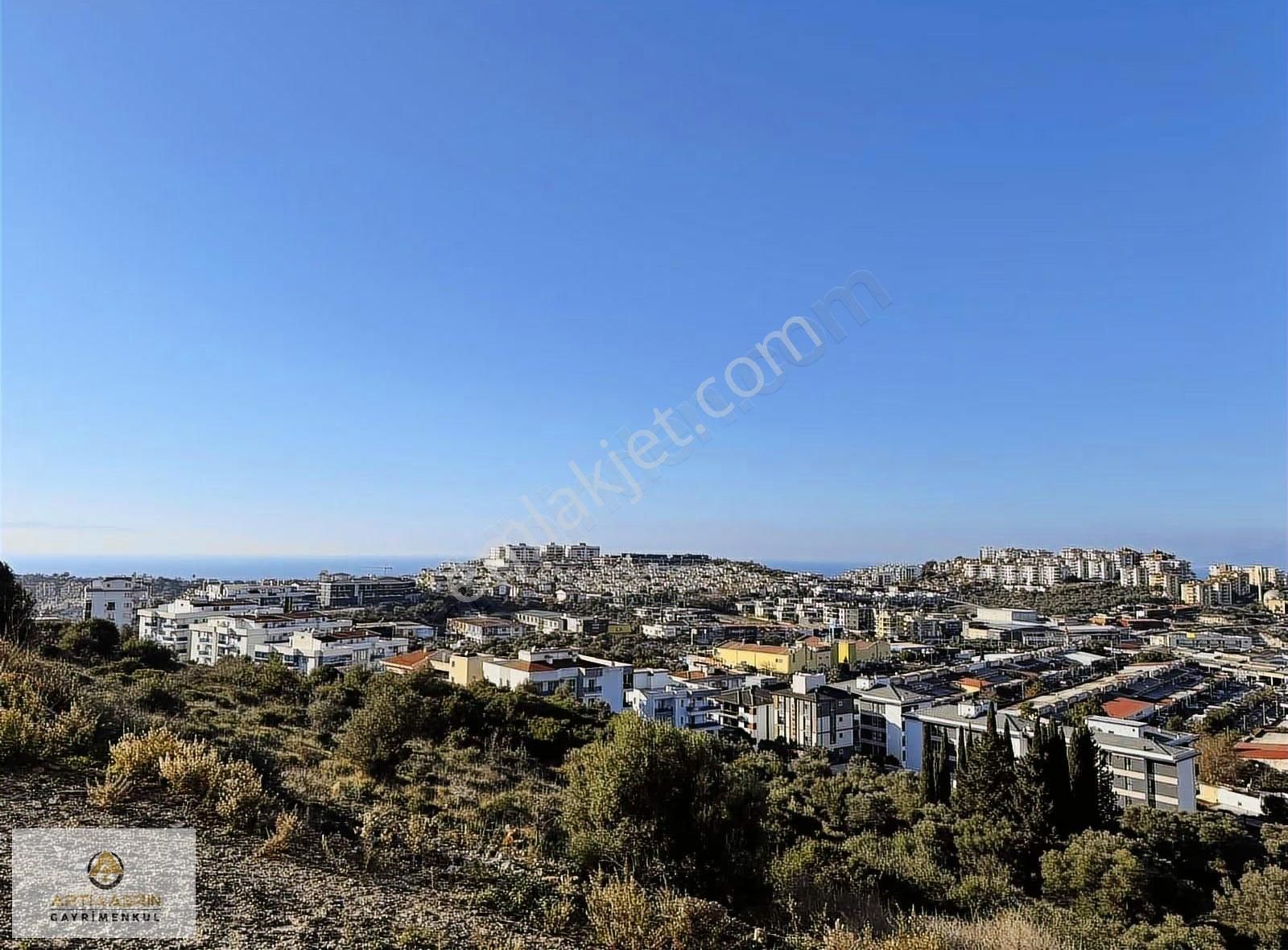 Kuşadasında Deniz Manzaralı Bahçeli Havuzlu Lüx 2+1 Daire