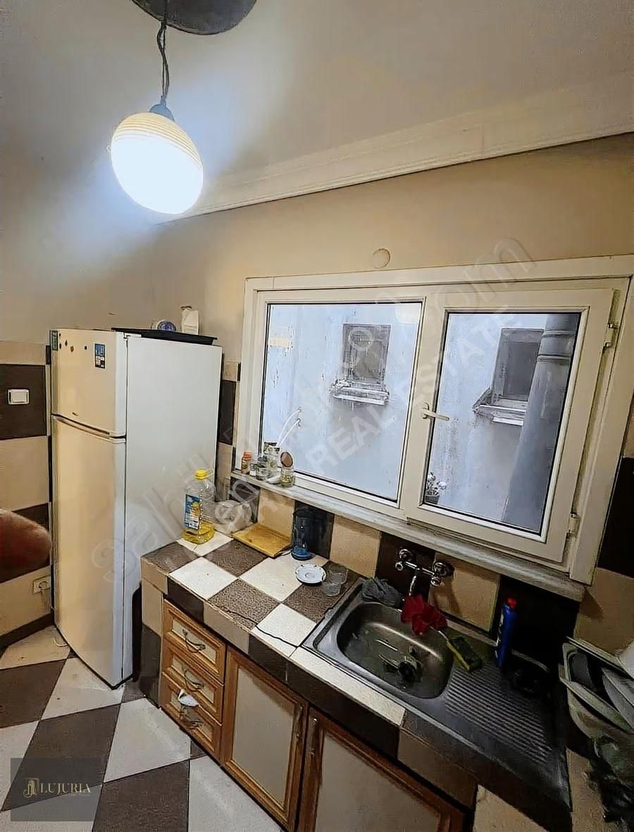 Laleli Nişanca Sokak'ta 4+1 160m2 Satılık Ferah Daire - Görsel 2