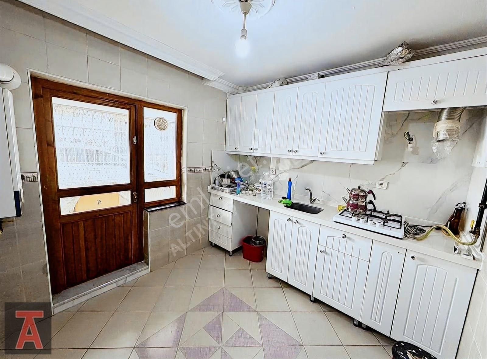 Alsancak Mah'de Cadde Yakını Yapılı Balkonlu 2+1 Y.giriş