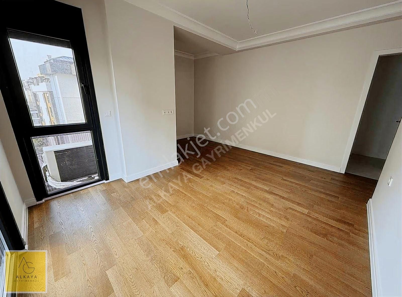 Suadiye Noter Sokak'ta Satılık 3+1 Balkonlu 105m² Net Daire