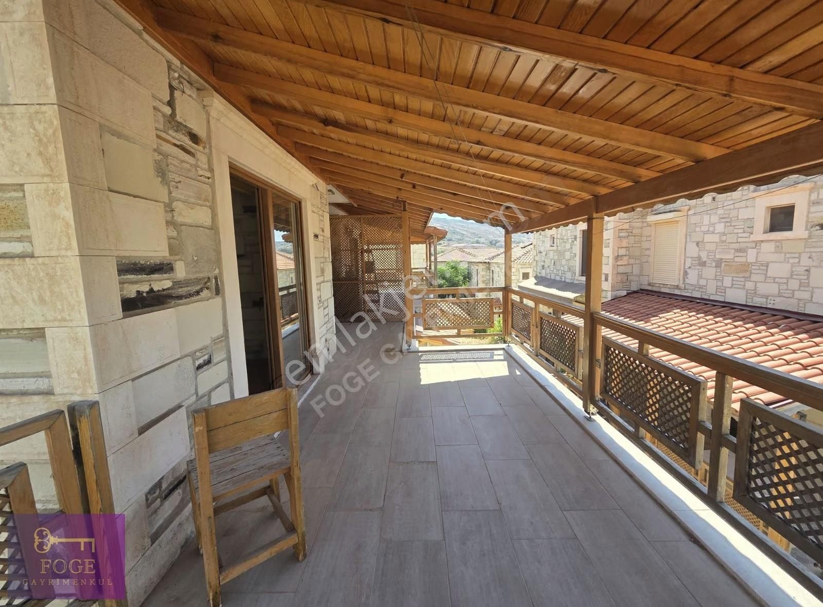 Foça'da Dört Katlı Deniz Manzaralı Geniş Bahçeli Forleks Villa - Görsel 15