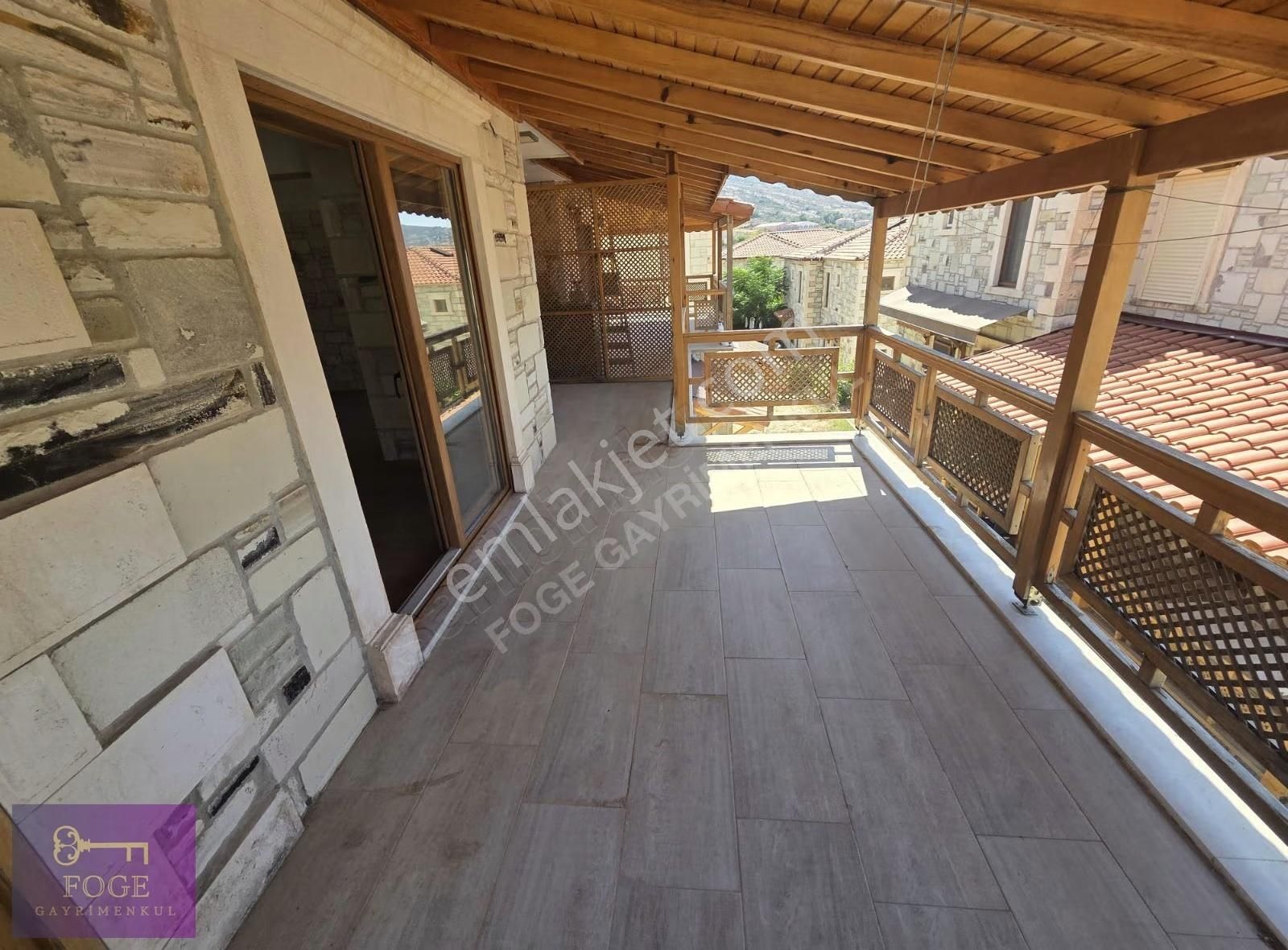 Foça'da Dört Katlı Deniz Manzaralı Geniş Bahçeli Forleks Villa - Görsel 4