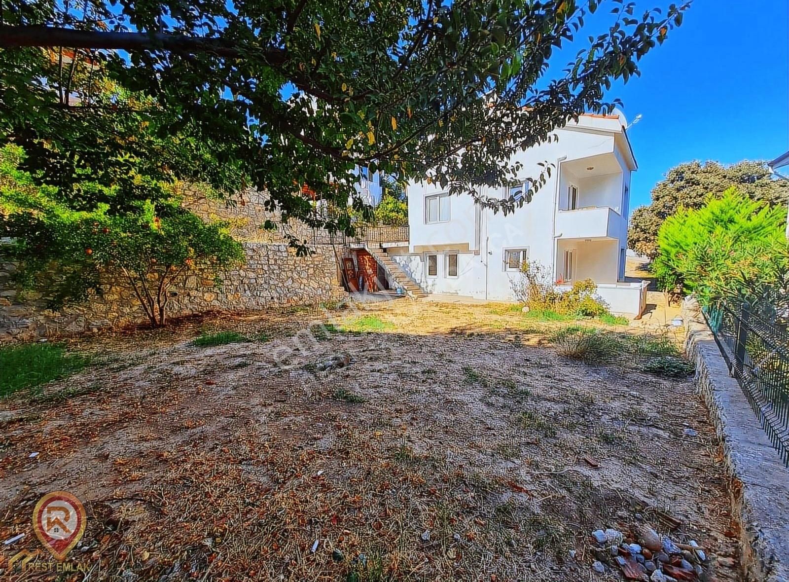 Rest Emlak- Merkezi Konumda 2+1 Ve 3+1 Bahçeli Tripleks Bina