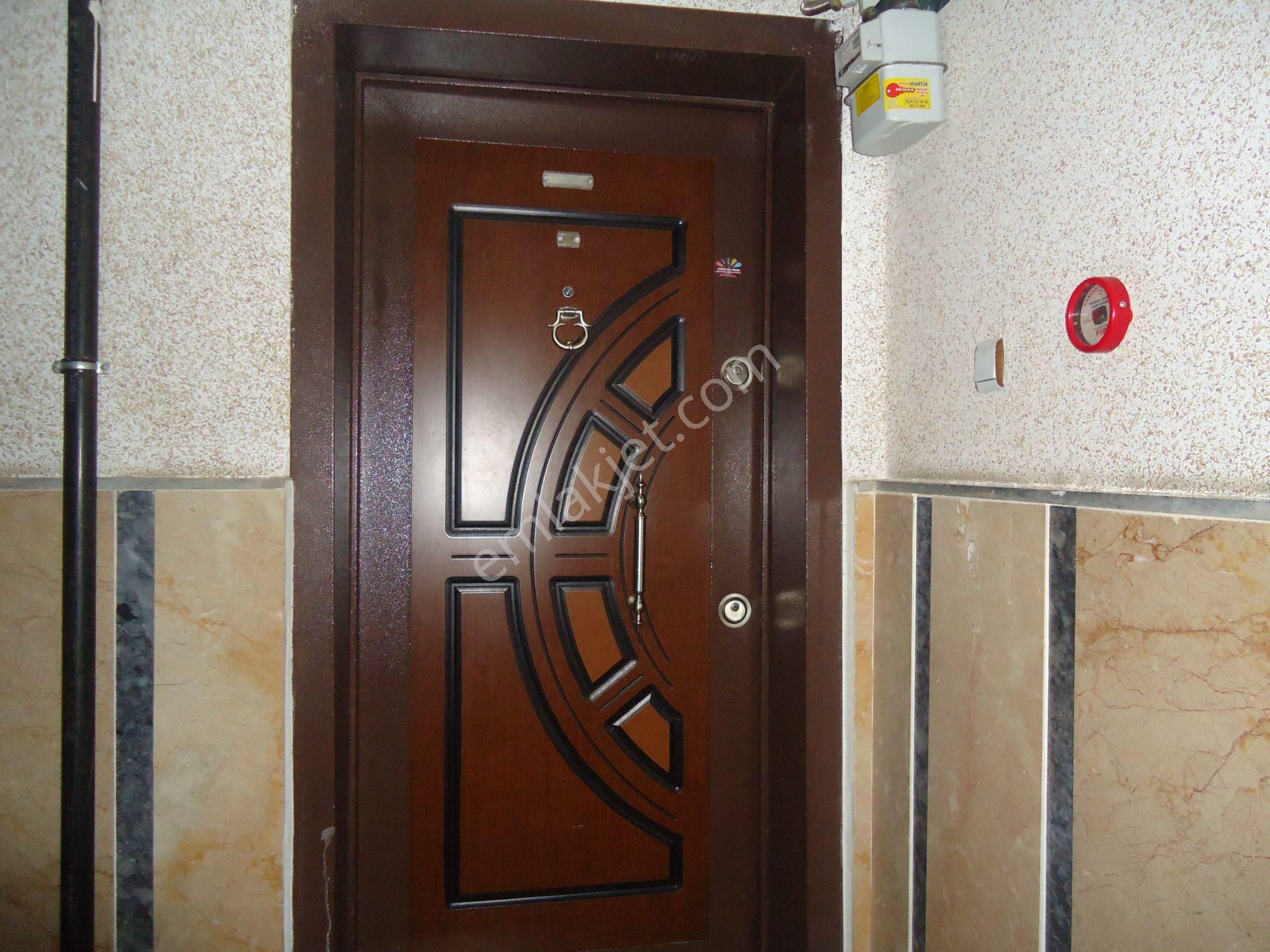 Krc'den Merkezi Konumda Cadde Üzerinde Kiralık Katta 3+1 Daire - Görsel 2