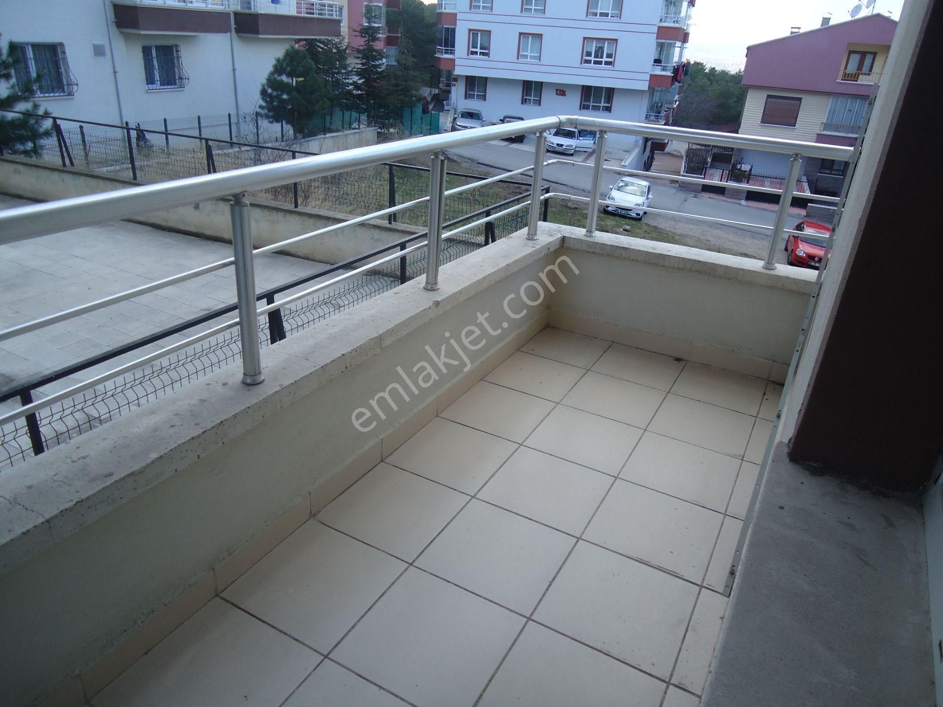 Krc'den Merkezi Konumda Cadde Üzerinde Kiralık Katta 3+1 Daire - Görsel 17