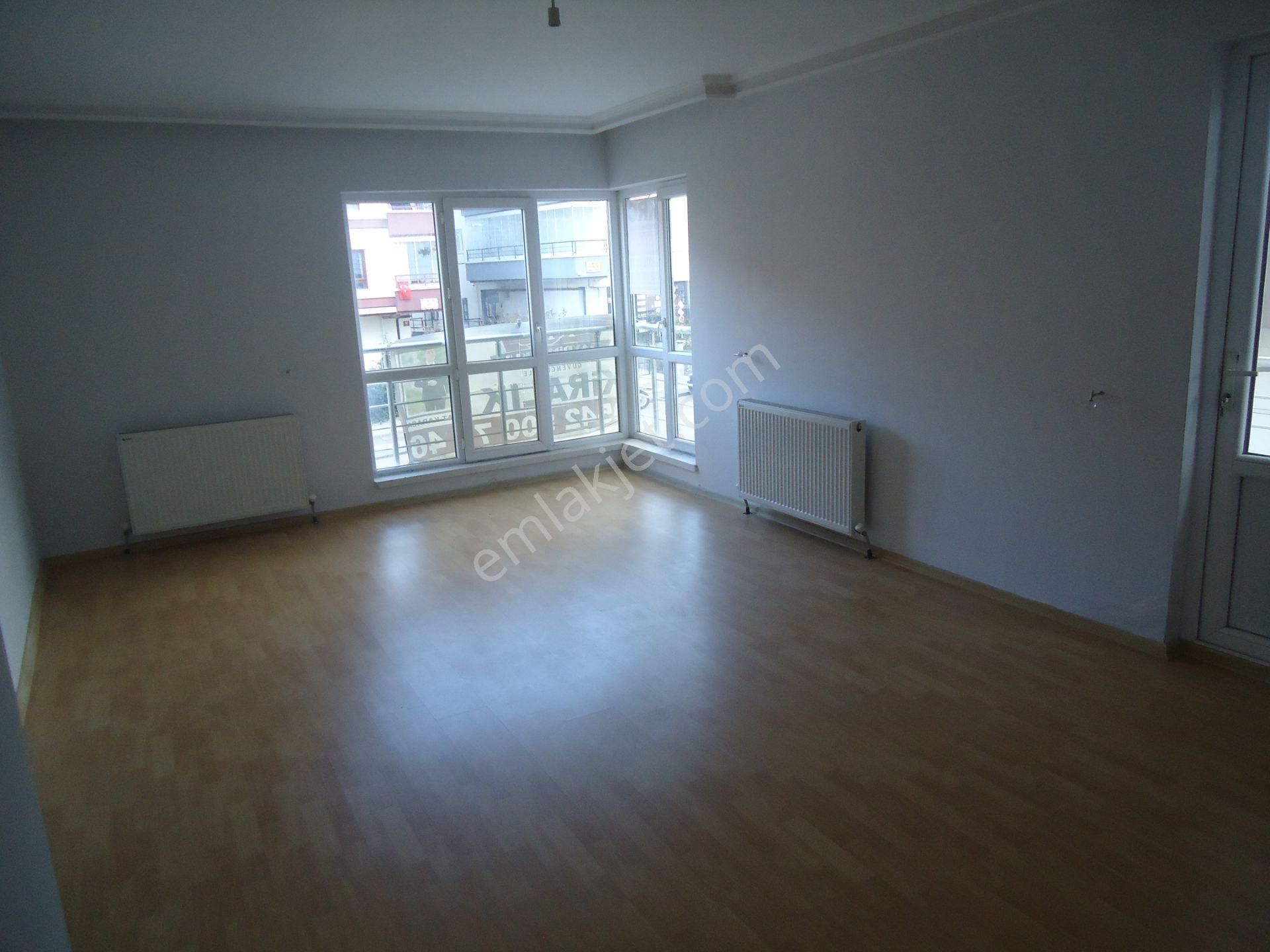 Krc'den Merkezi Konumda Cadde Üzerinde Kiralık Katta 3+1 Daire - Görsel 10