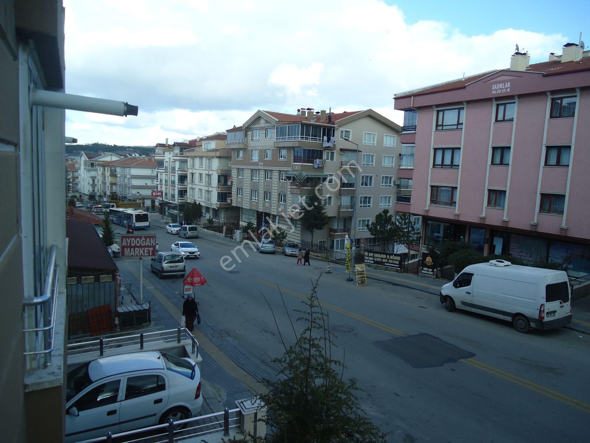 Krc'den Merkezi Konumda Cadde Üzerinde Kiralık Katta 3+1 Daire - Görsel 20