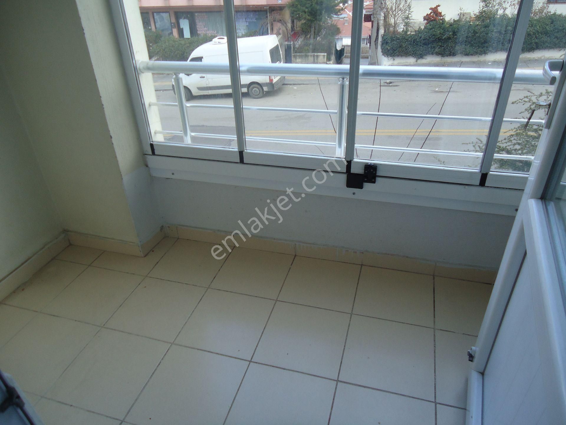 Krc'den Merkezi Konumda Cadde Üzerinde Kiralık Katta 3+1 Daire - Görsel 8