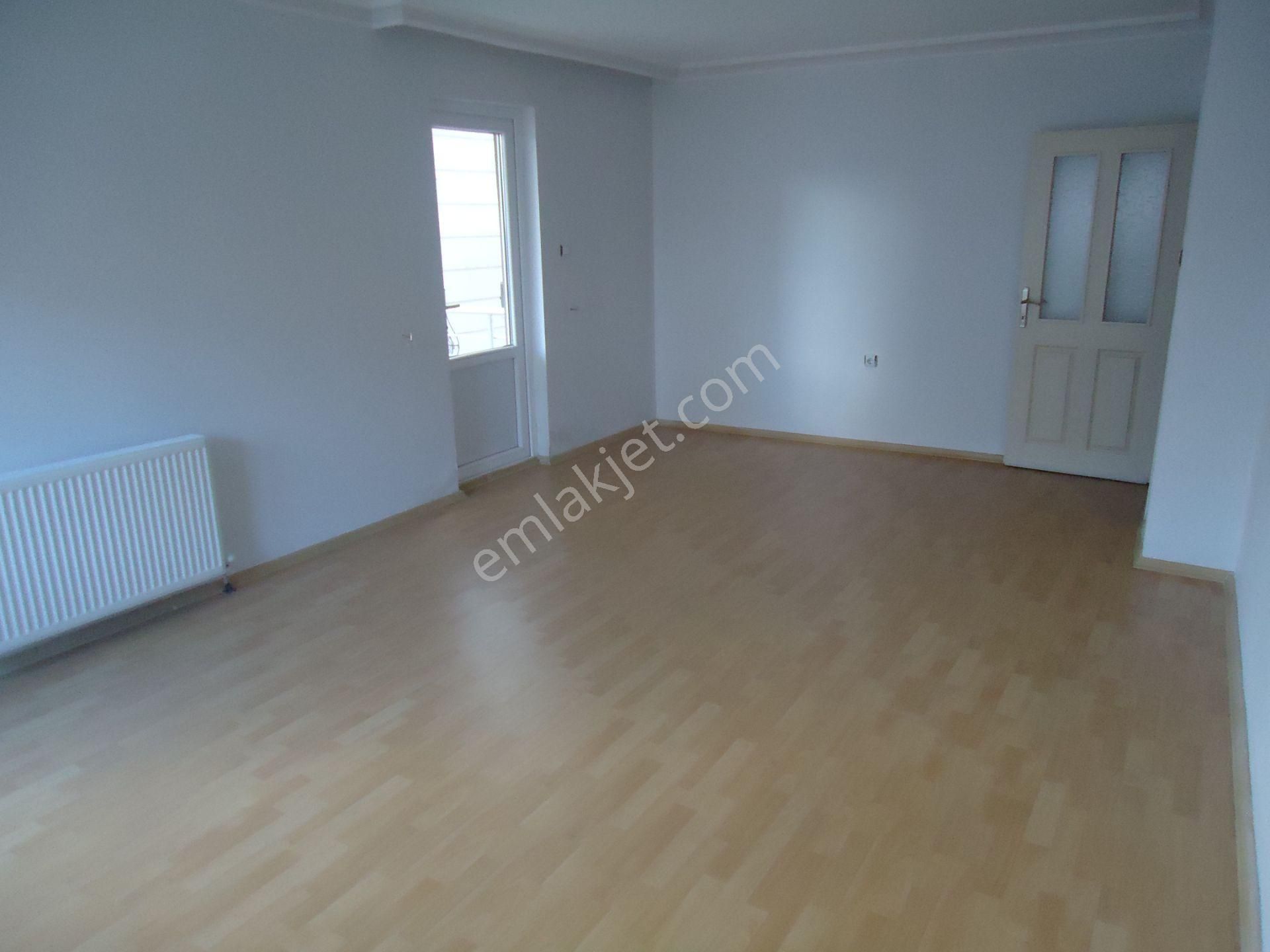 Krc'den Merkezi Konumda Cadde Üzerinde Kiralık Katta 3+1 Daire - Görsel 11