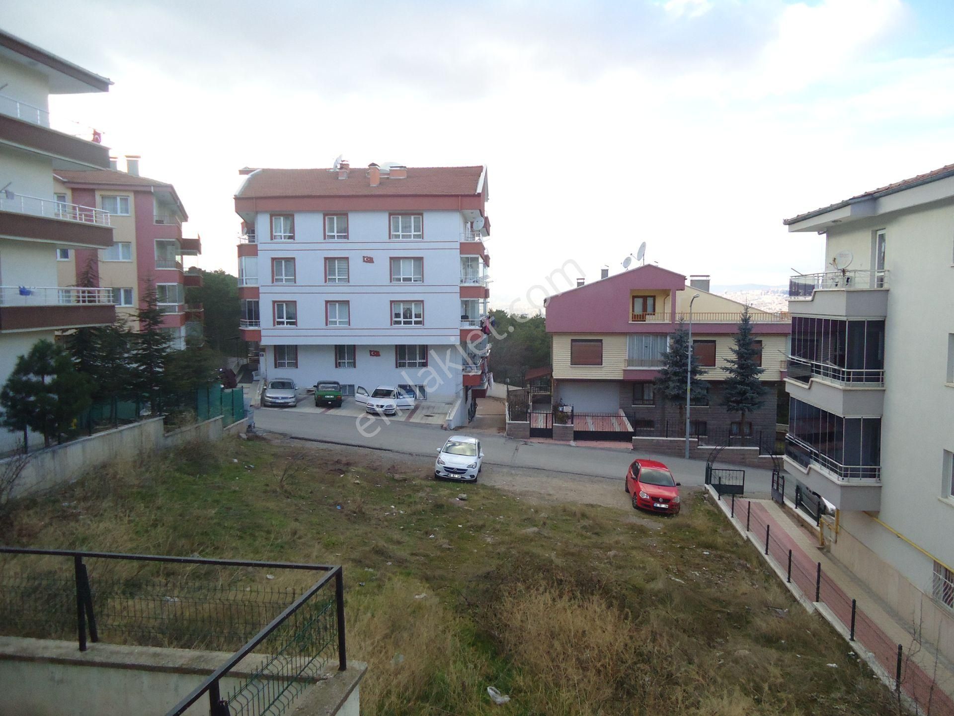 Krc'den Merkezi Konumda Cadde Üzerinde Kiralık Katta 3+1 Daire - Görsel 18