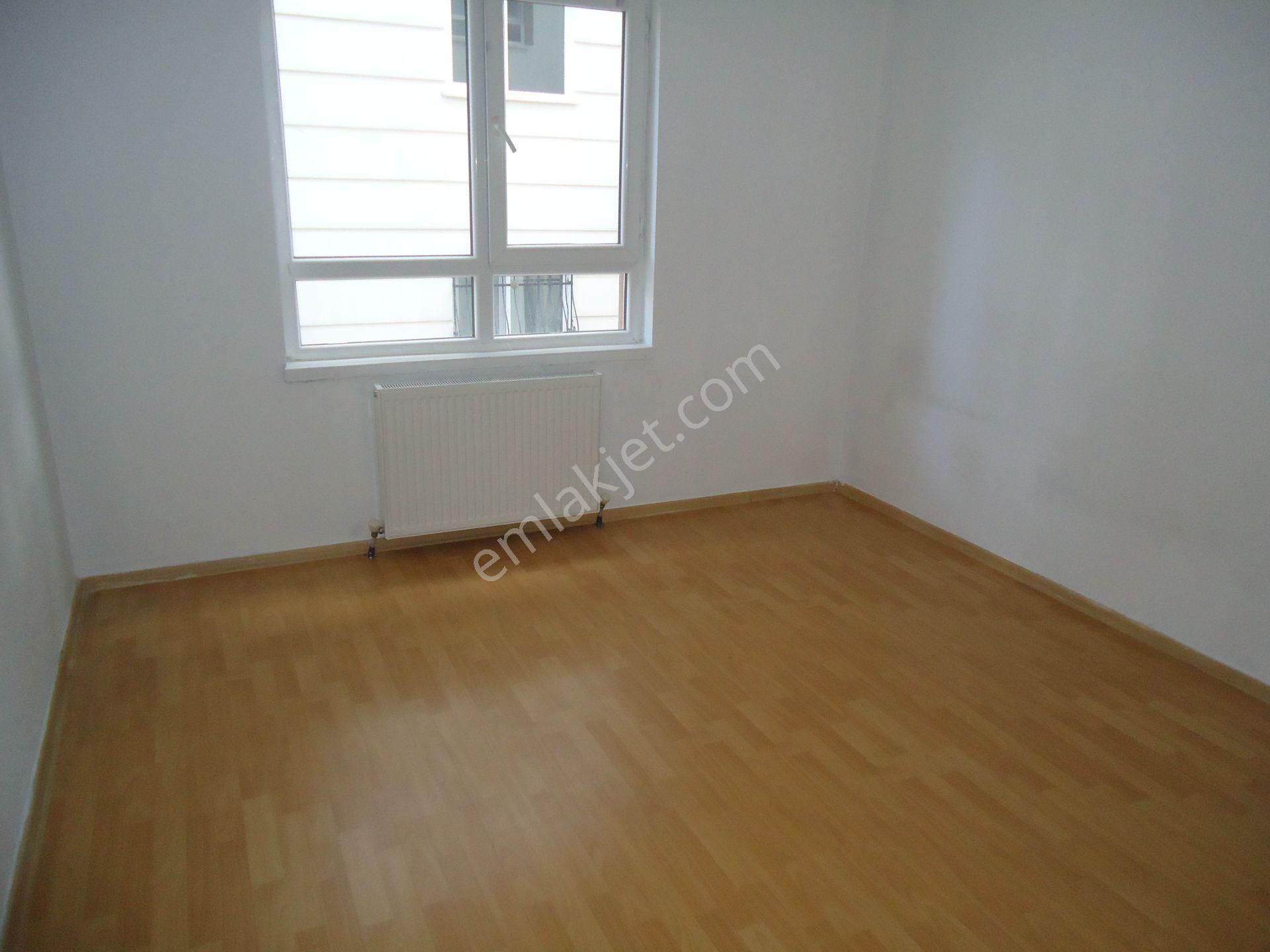 Krc'den Merkezi Konumda Cadde Üzerinde Kiralık Katta 3+1 Daire - Görsel 13