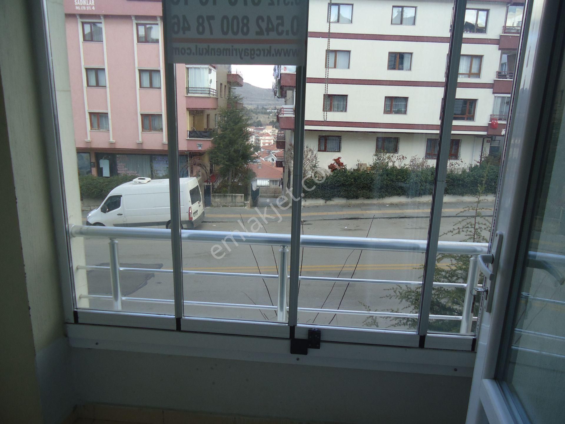 Krc'den Merkezi Konumda Cadde Üzerinde Kiralık Katta 3+1 Daire - Görsel 9