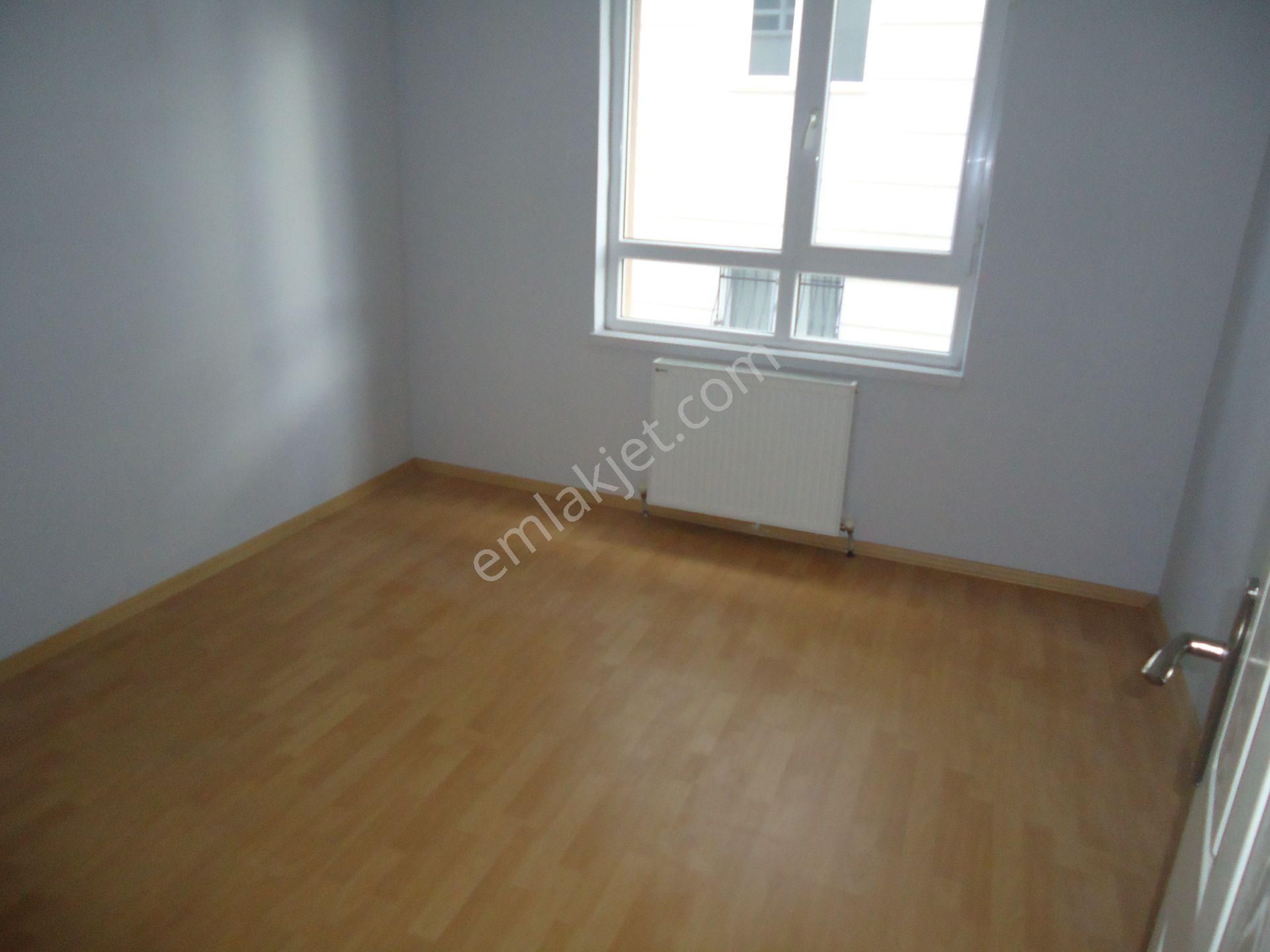 Krc'den Merkezi Konumda Cadde Üzerinde Kiralık Katta 3+1 Daire - Görsel 14
