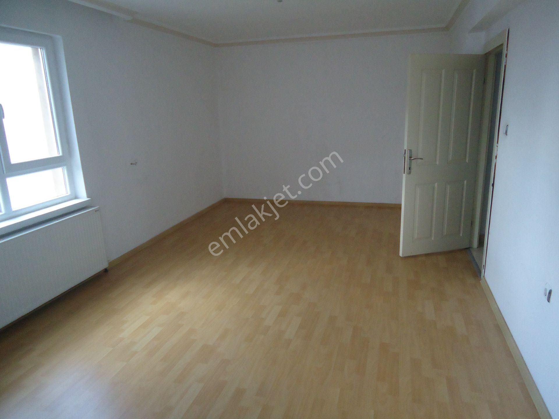 Krc'den Merkezi Konumda Cadde Üzerinde Kiralık Katta 3+1 Daire - Görsel 16