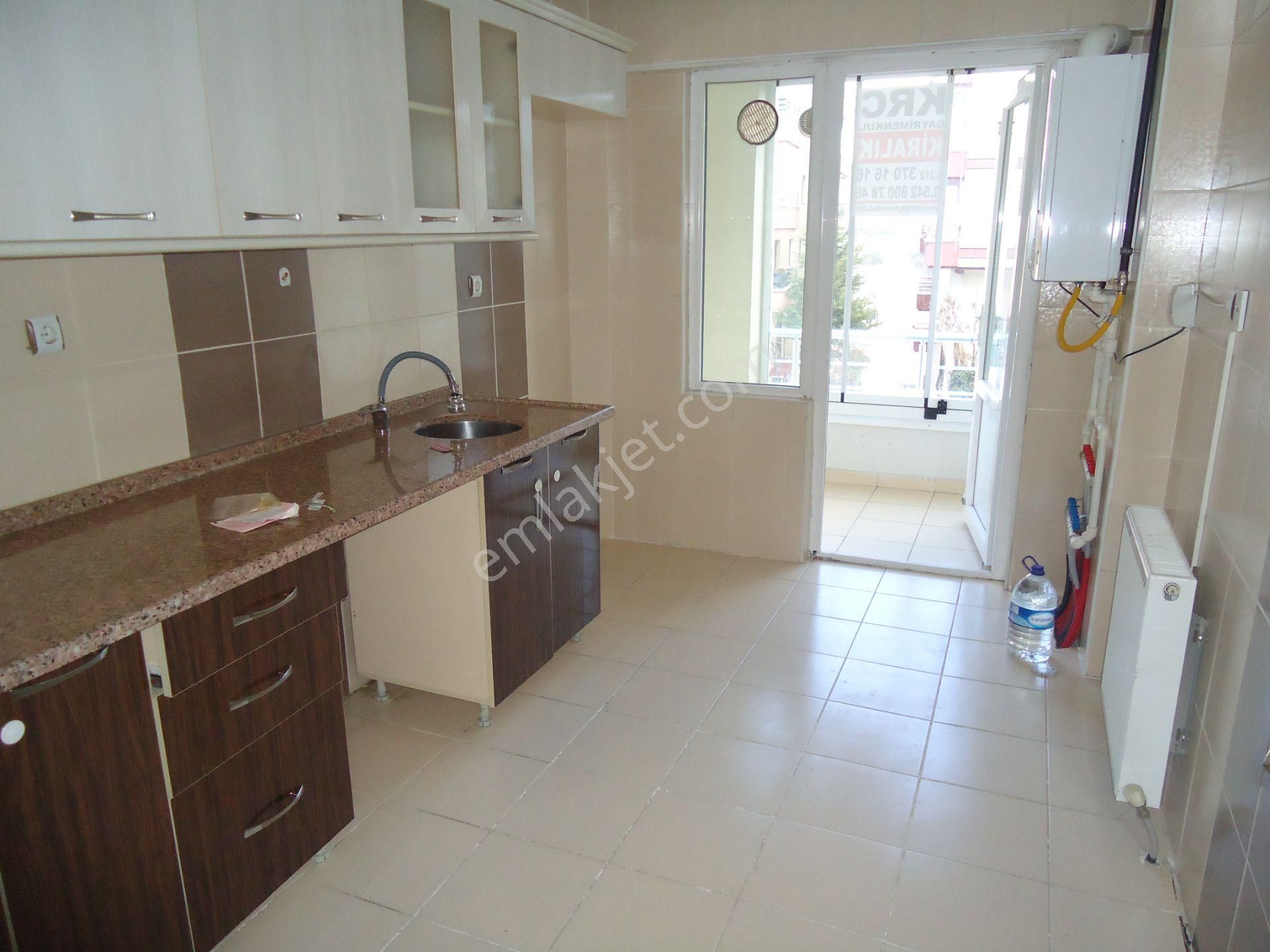 Krc'den Merkezi Konumda Cadde Üzerinde Kiralık Katta 3+1 Daire