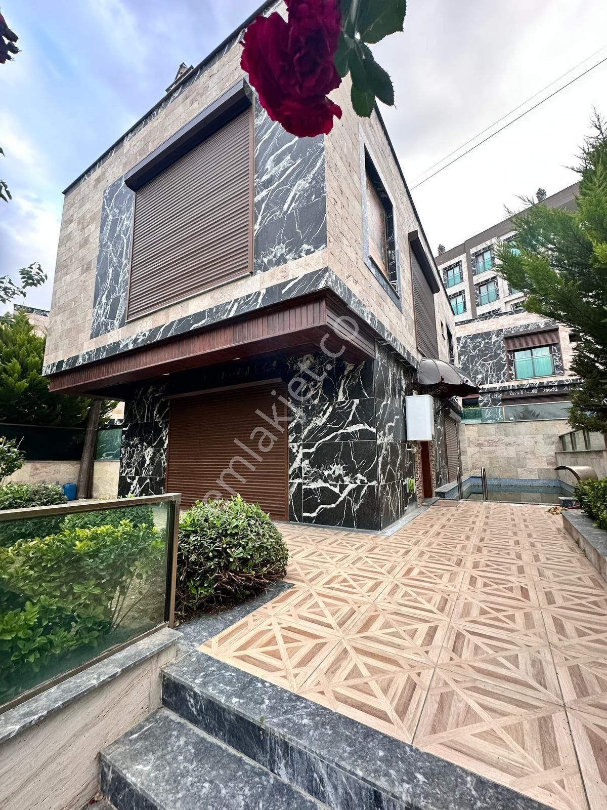 Merkezde Lüks Yaşam! Kuşadası 3+1 Özel Havuzlu, Doğalgazlı, Eşyalı Villa - Görsel 2