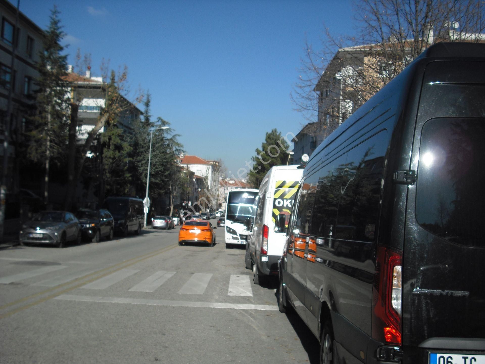 Dikmen Hürriyet Cad. 3+1 Merkezi Sist. Salon Bağımsız Bakımlı Aile Apt. - Görsel 22