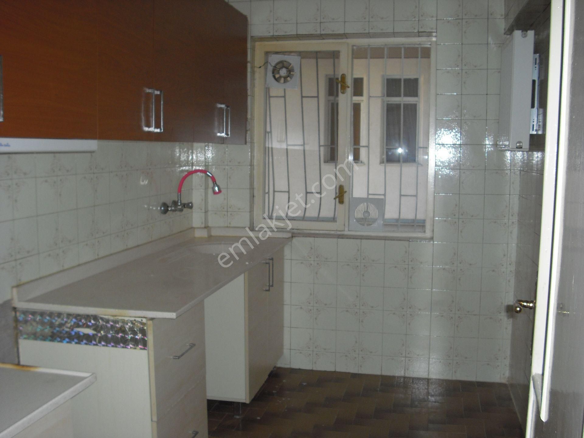 Dikmen Hürriyet Cad. 3+1 Merkezi Sist. Salon Bağımsız Bakımlı Aile Apt.