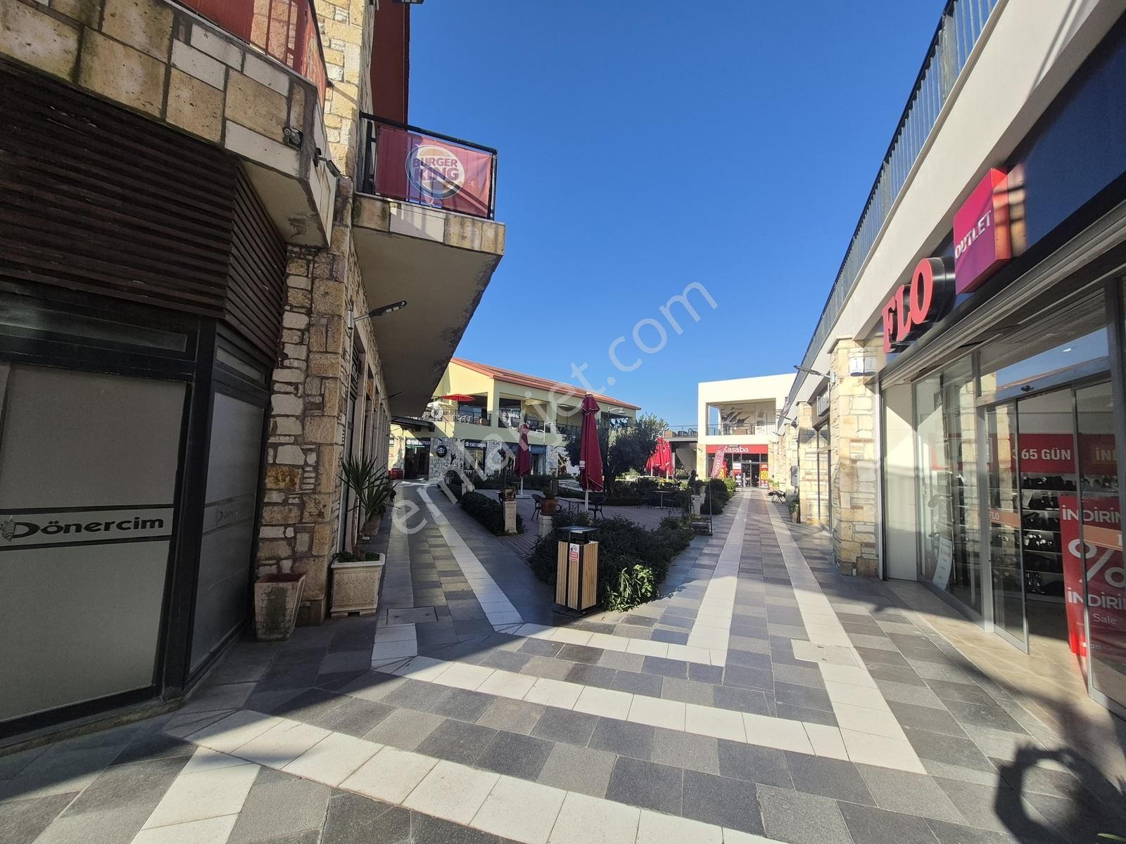 İzmirin En Güzel Avm Sinde Kiralık Köşe Mağaza - Görsel 10