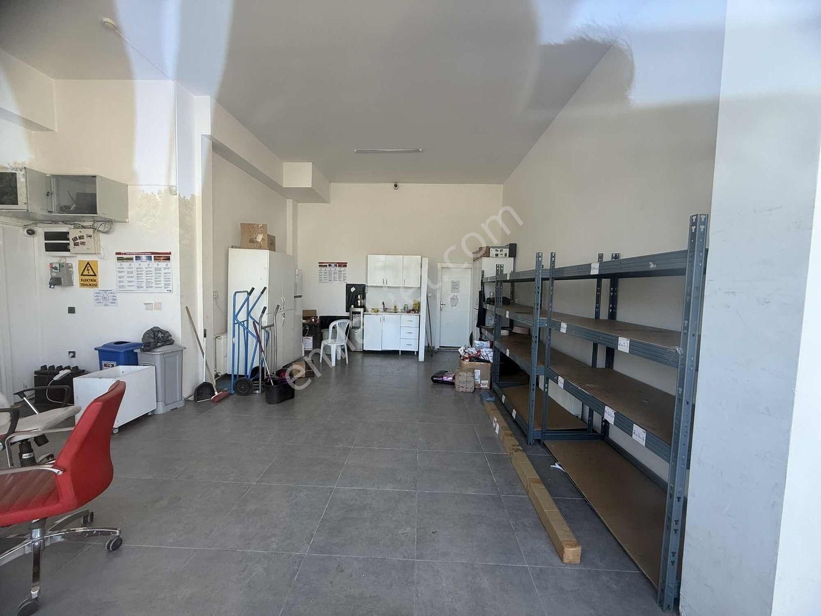 Damla Emlak'tan Çobanlı Tramvay Altı İşlek Yerde 100m2 4m Tavan - Görsel 3