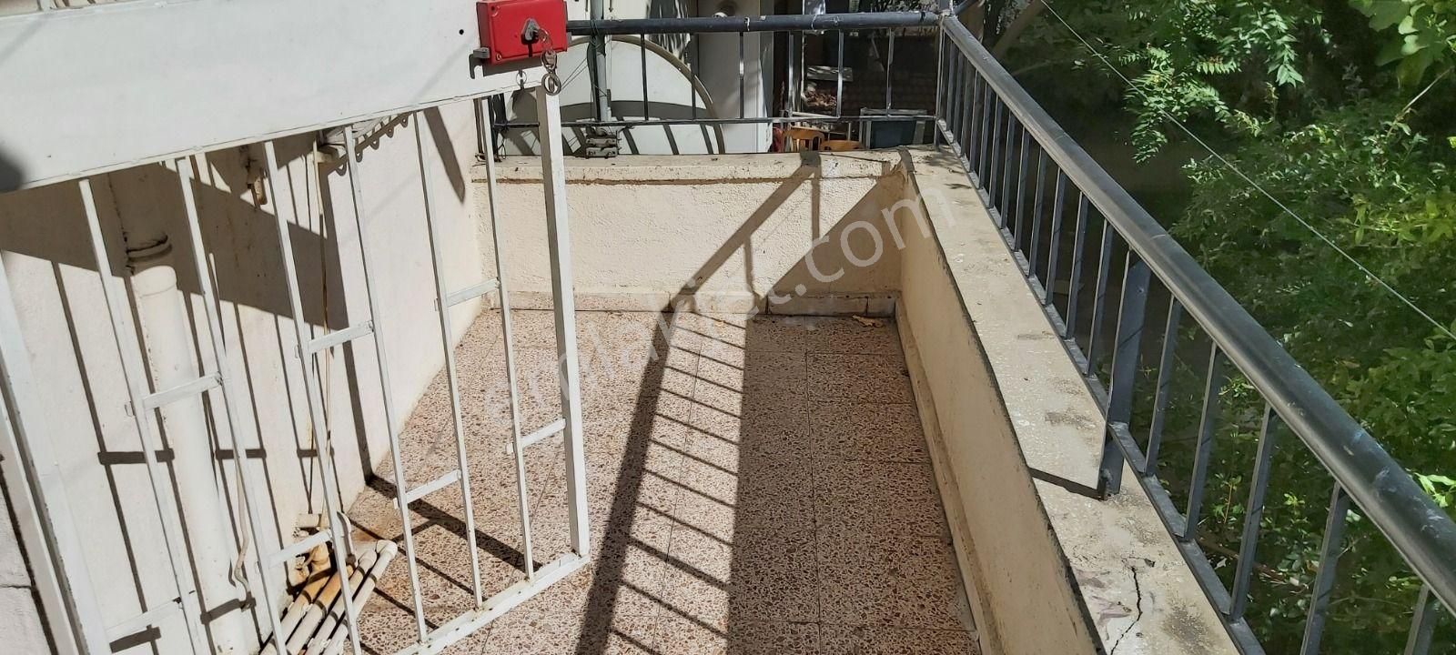 Buca Şirinyer Hürriyet Mahallesinde//tugsavulokul Yanı//2.cikat 3+1 Doğalgazlı//izbana 4-5dk Mes.