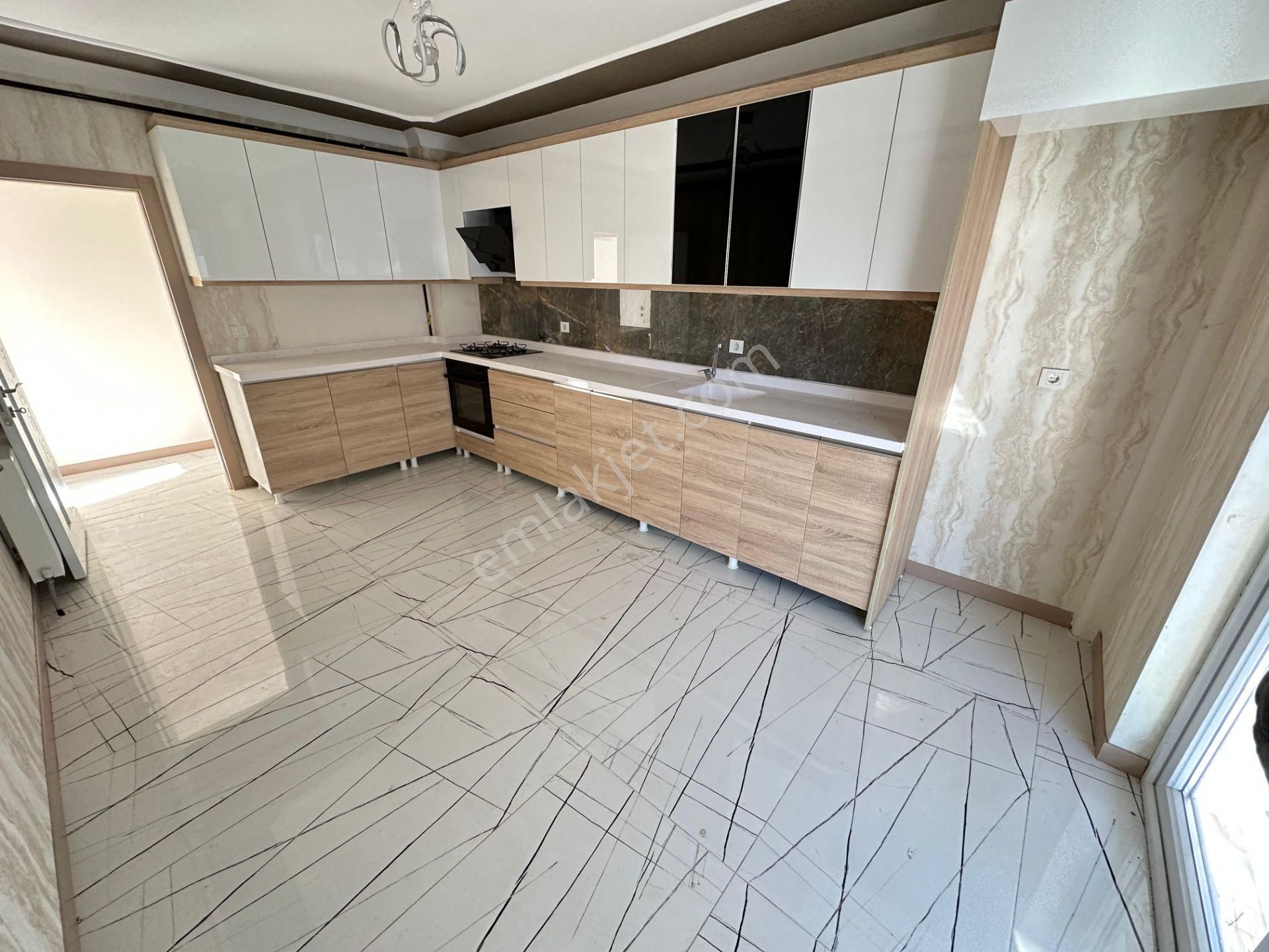 Sincan Yenikentte Satılık 4+1 Fırsat Daire Geniş Cam Balkonlu Ara Kat