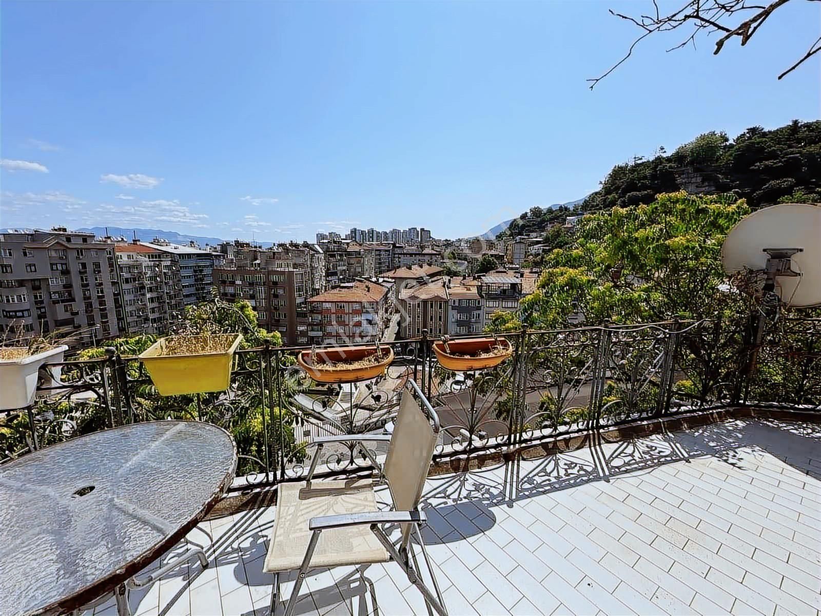 Merkezde Şehir Manzaralı Nostaljik Müstakil Ev - Görsel 21