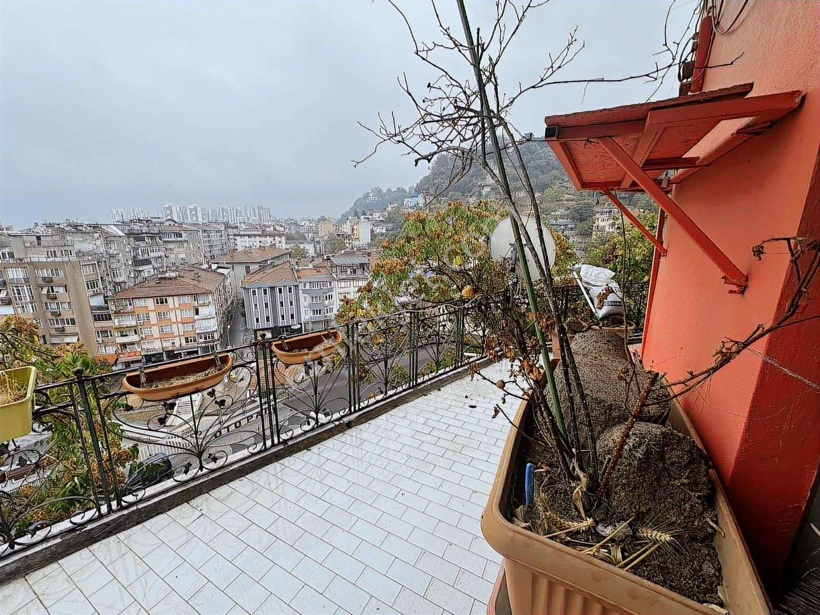 Merkezde Şehir Manzaralı Nostaljik Müstakil Ev - Görsel 14