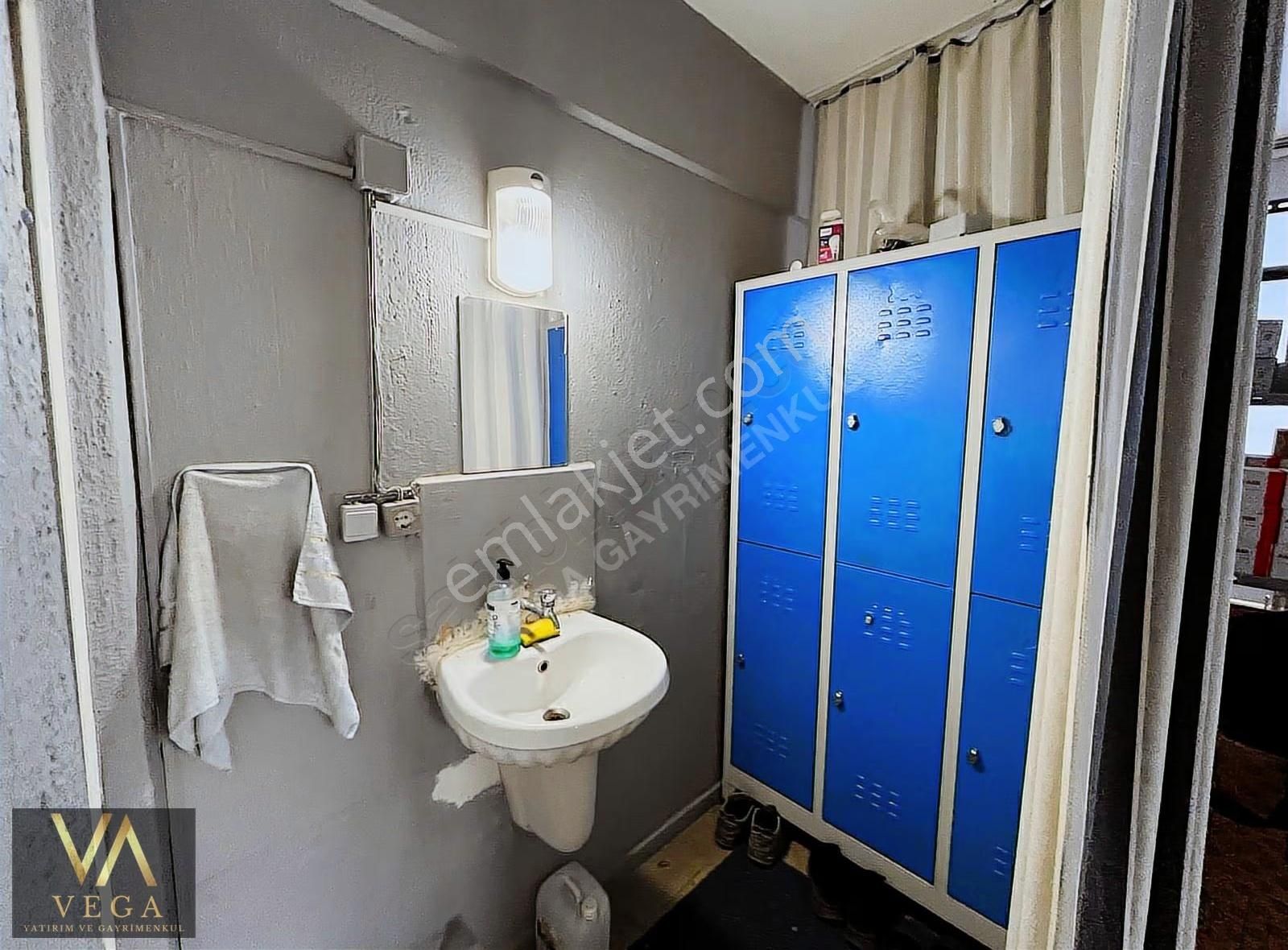 Esnaf Sanatkarlar Çarşısında Kiralık 3 Katlı Dükkan - Görsel 3