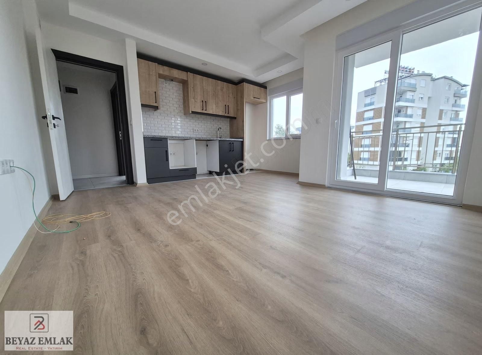 Aydoğmuş Mah. Katta Asansörlü Balkonlu Tramvaya Yakın 1+1 - Görsel 4