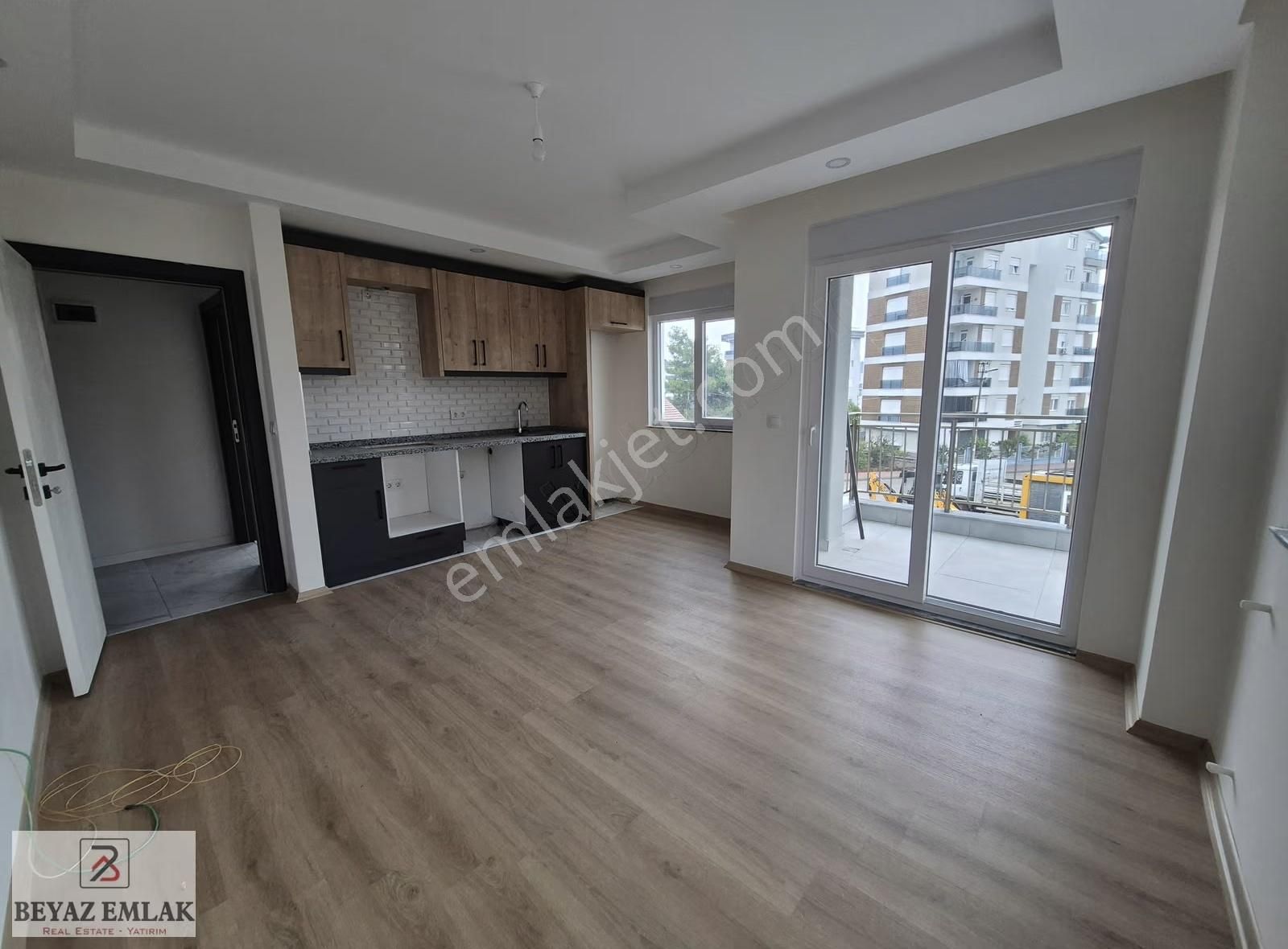 Aydoğmuş Mah. Katta Asansörlü Balkonlu Tramvaya Yakın 1+1