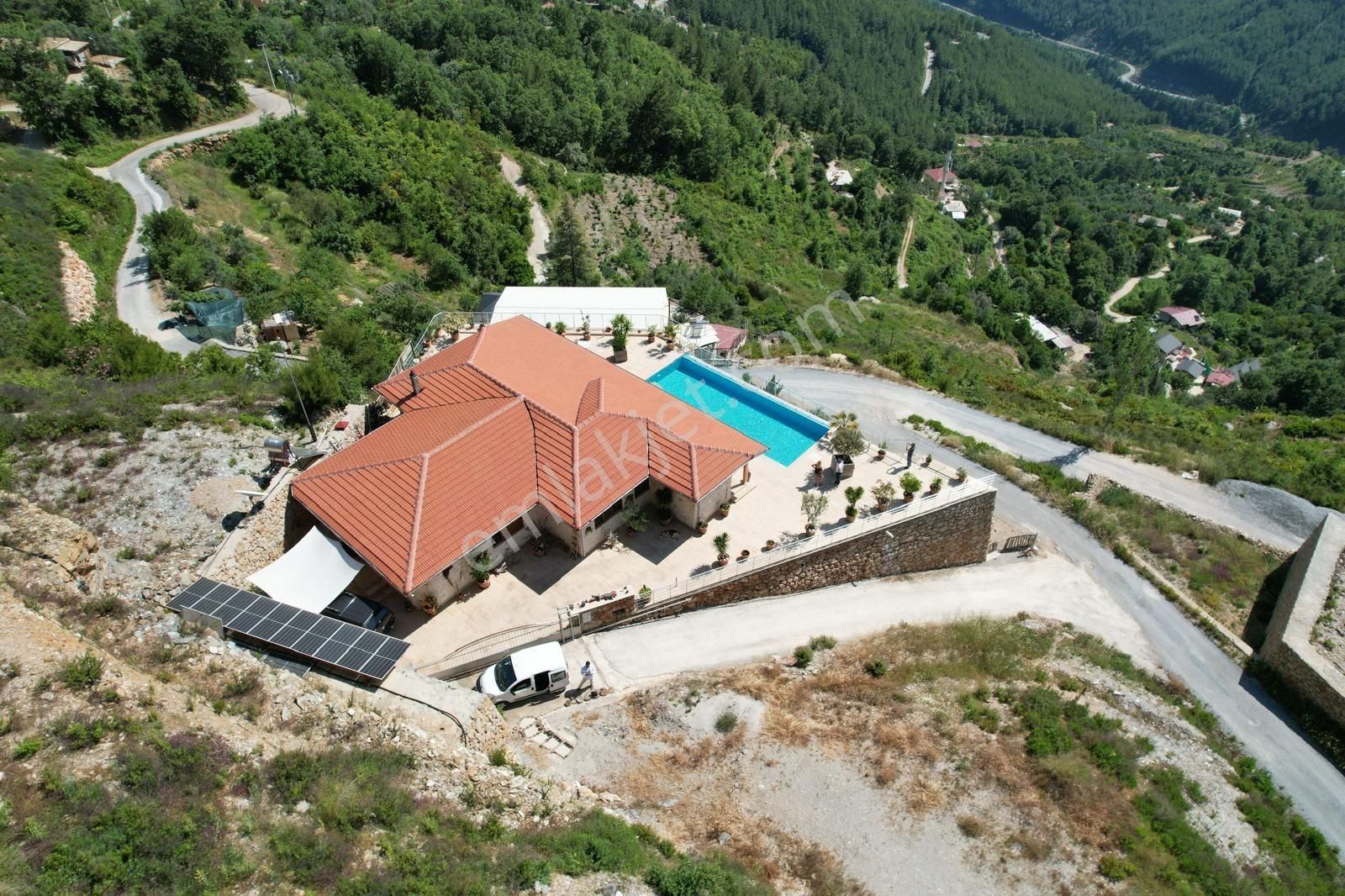 Alanya Üzümlü Mah.deniz Baraj Manzaralı Satılık 3+1 Özel Yapım Havuzlu Villa - Görsel 3