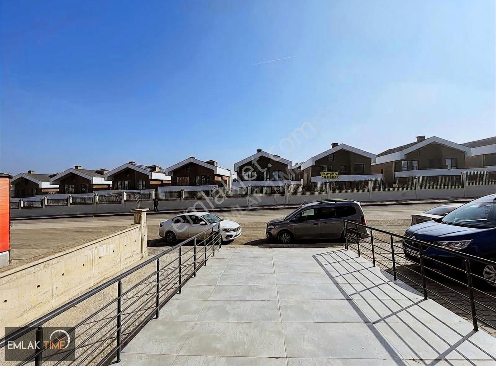 Bağlıcada Satılık 3 Katlı Bahçeli Teraslı Ticari Villa - Görsel 5