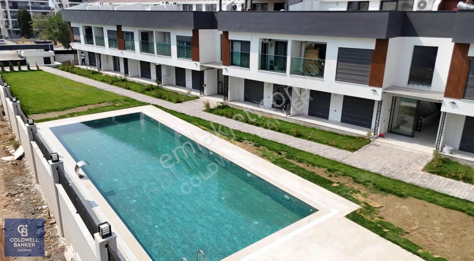 Bornova Garden'da Bahçe Kullanımlı 1+1 Havuzlu & Güvenlikli Site