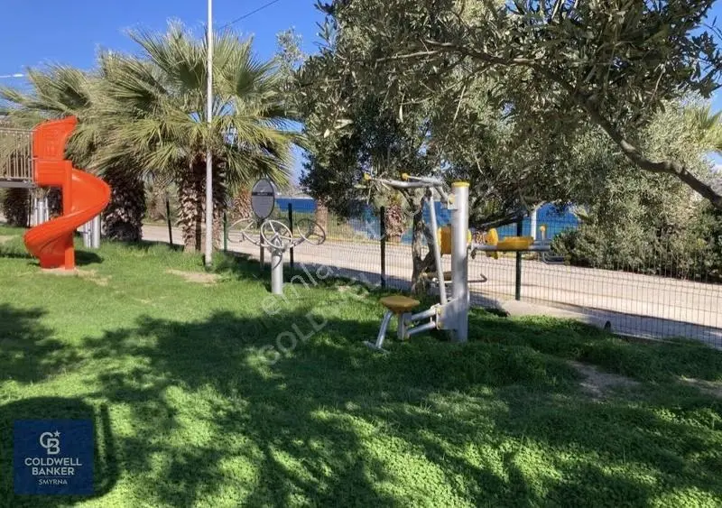 Fener Burnunda Deniz Ve Çeşme Limanı Manzaralı 1+1 Satılık Daire