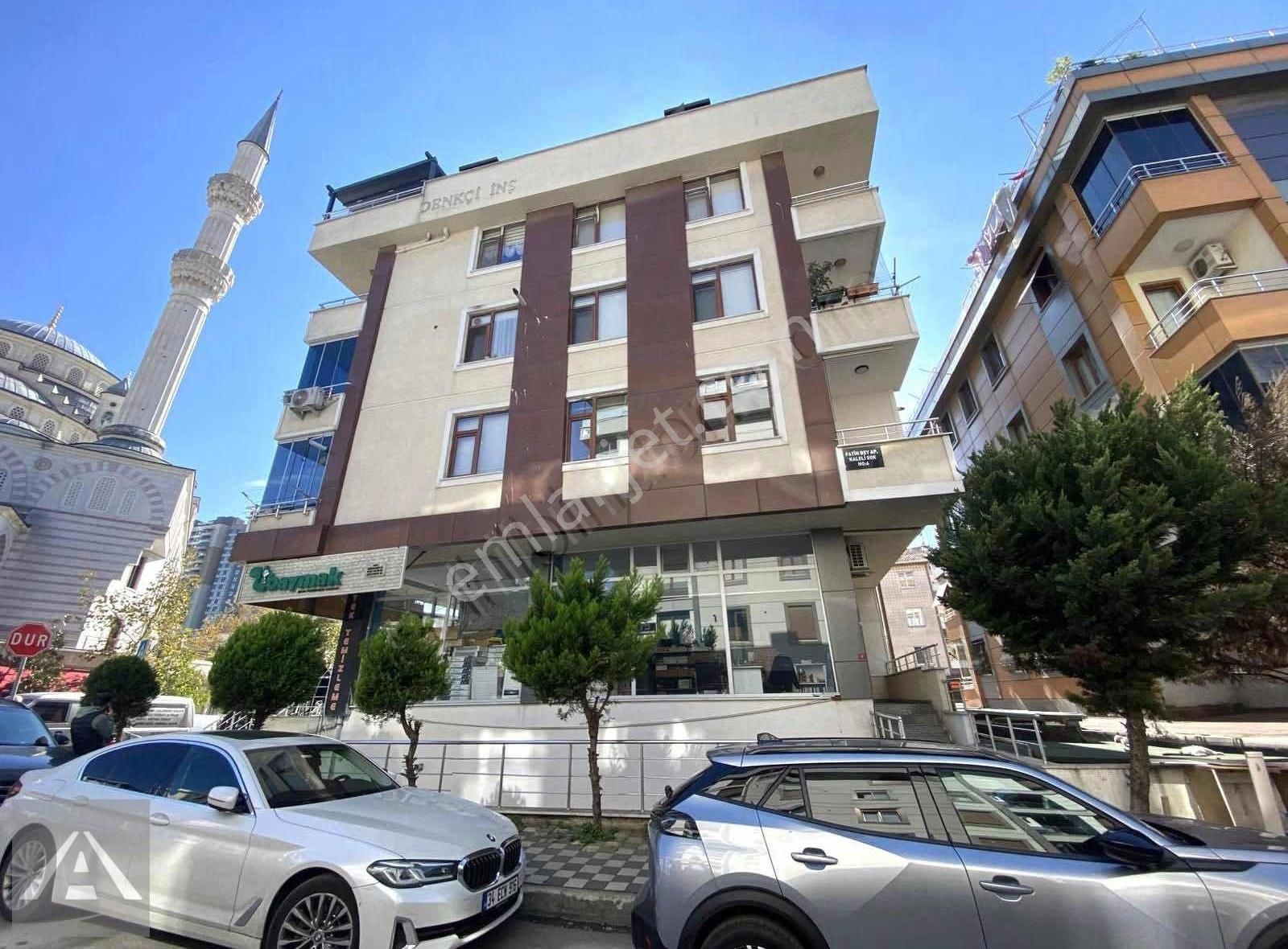 Küçükyalı'da Metro'ya Yürüme Mesafesin'de Balkonlu Ön Köşe 2+1