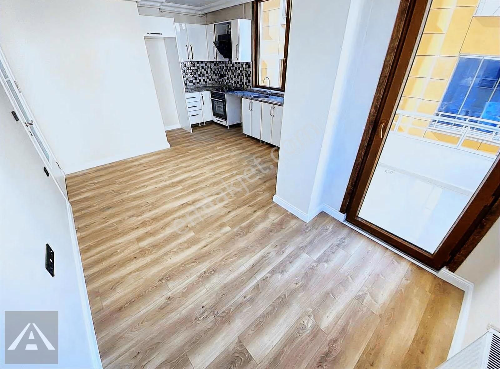 Küçükyalı'da Metro'ya Yürüme Mesafesin'de Balkonlu Ön Köşe 2+1 - Görsel 4