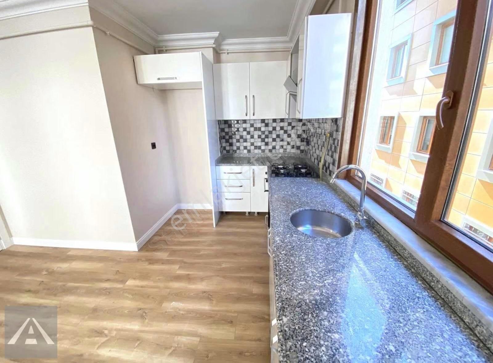 Küçükyalı'da Metro'ya Yürüme Mesafesin'de Balkonlu Ön Köşe 2+1 - Görsel 5