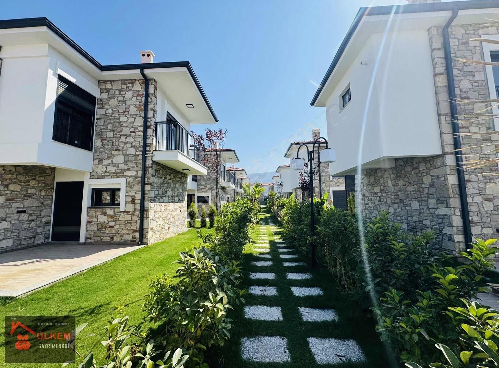 Kuşadasında Özel Mimari Özel Havuzlu Otoparklı Satılık Villa - Görsel 8