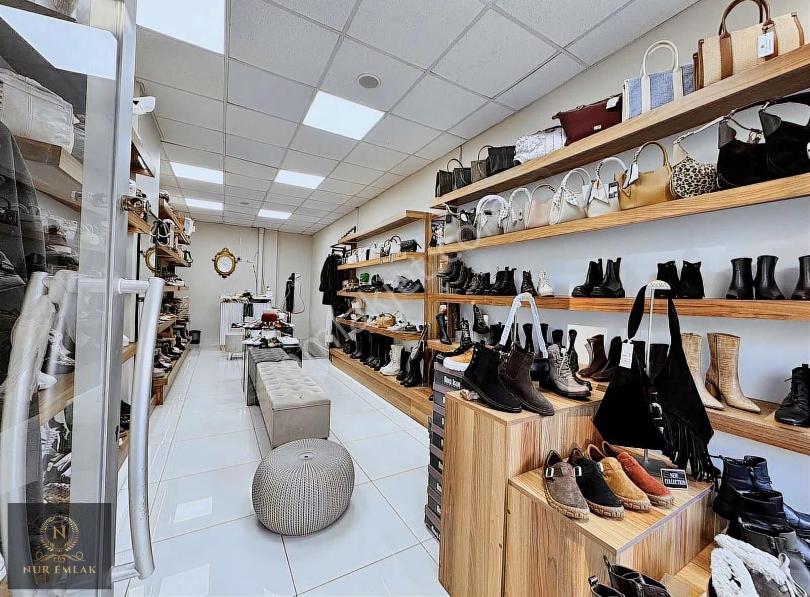 Merkezi Konum'da Devren Kiralık Ayakkabı & Çanta Mağazası
