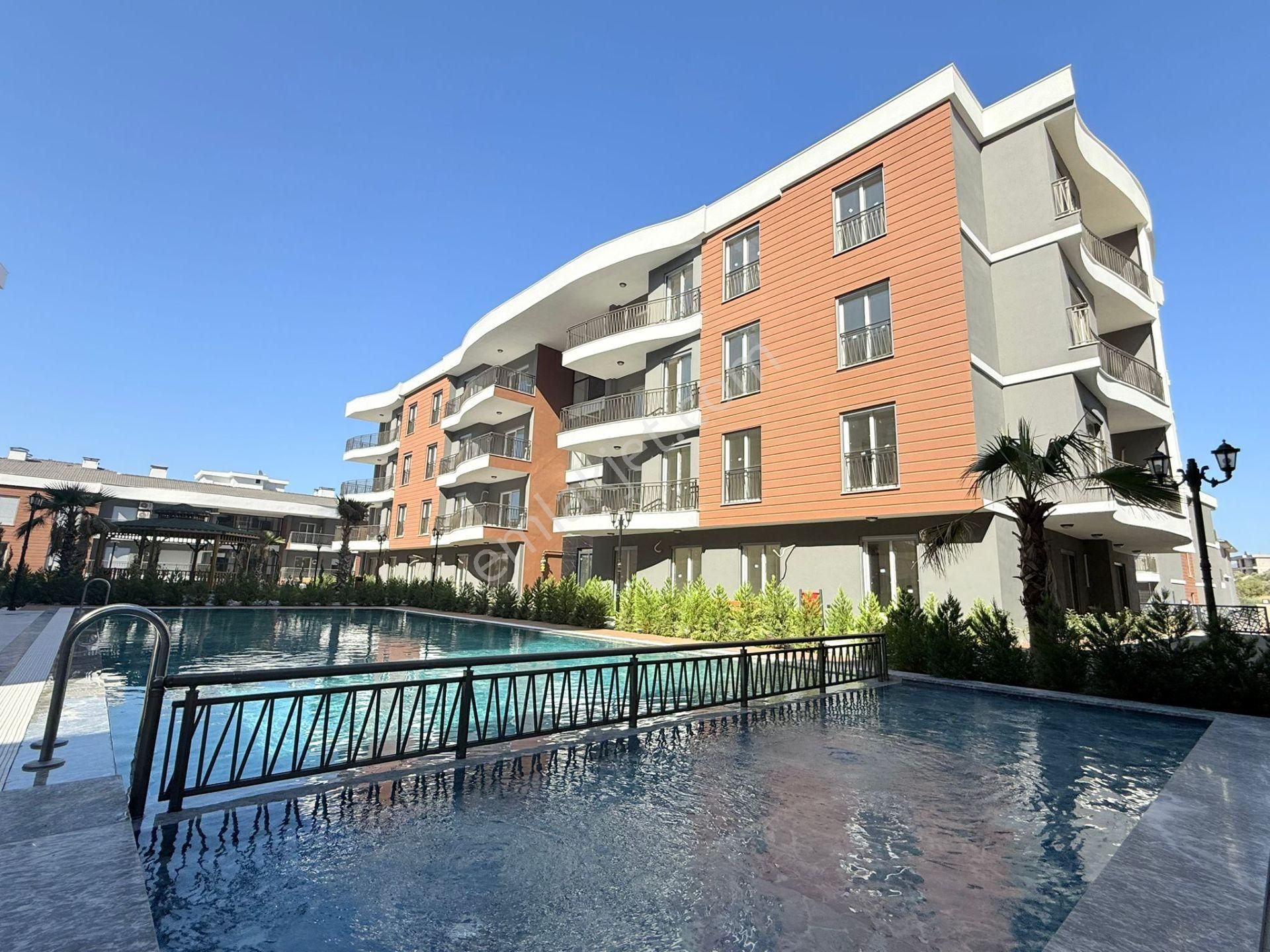 Kusadasında Satılık 7/24 Güvenlik-havuz-fitness-otopark-sosyal Alan-3+1/145 M2 Fırsat Daireler