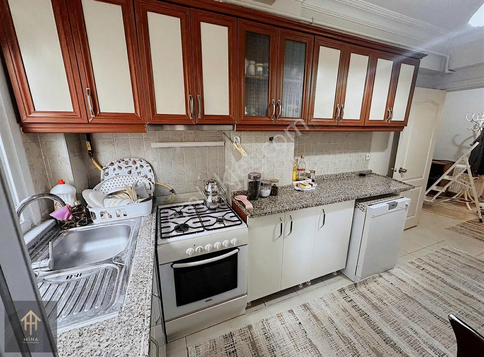 Metrobüse 5 Dk Mesafede 3 Katlı Bina Ön Cephe Büyük 2+1 - Görsel 9