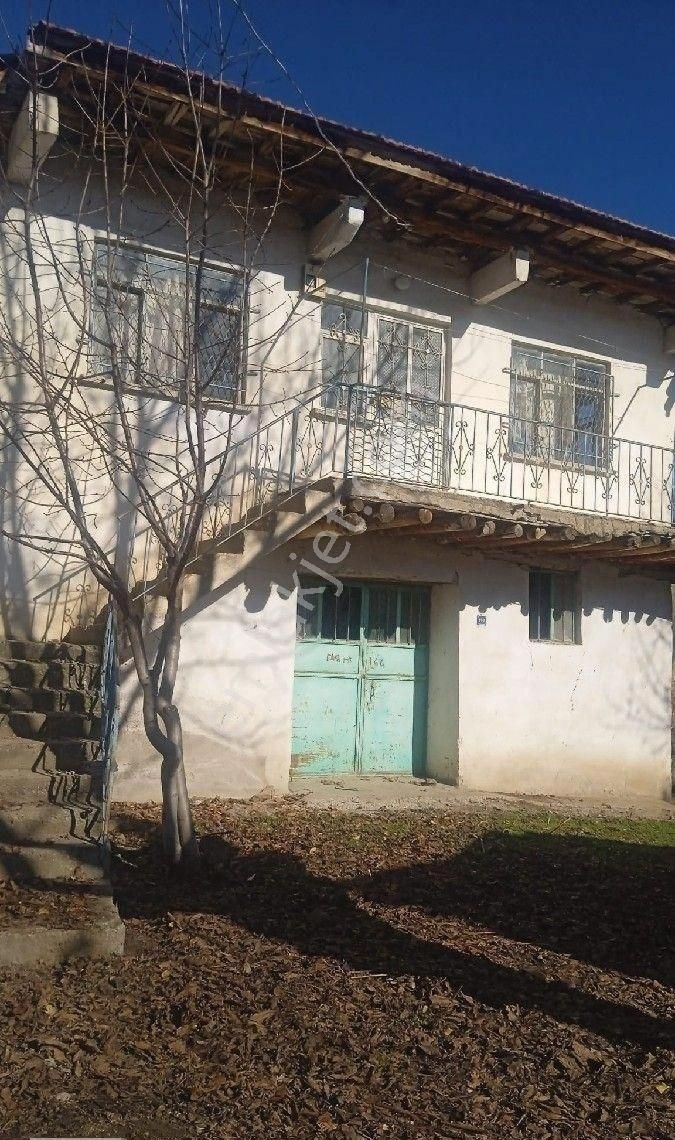 Afyon Şuhut Çakır Özü Köyünde 770m2 İki Katlı Köy Evi